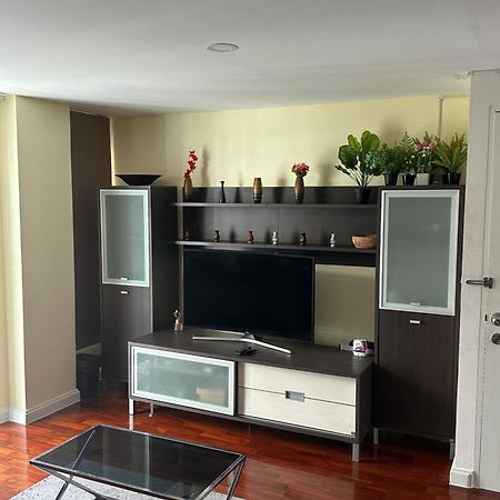 Delightful Condo In Central Location At Sukhumvit 49 Бангкок Экстерьер фото