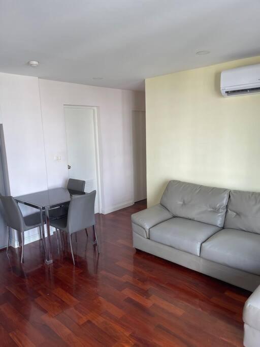 Delightful Condo In Central Location At Sukhumvit 49 Бангкок Экстерьер фото