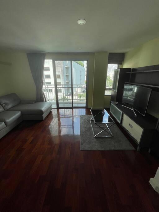 Delightful Condo In Central Location At Sukhumvit 49 Бангкок Экстерьер фото