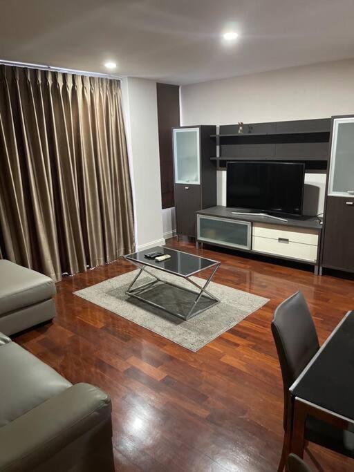 Delightful Condo In Central Location At Sukhumvit 49 Бангкок Экстерьер фото