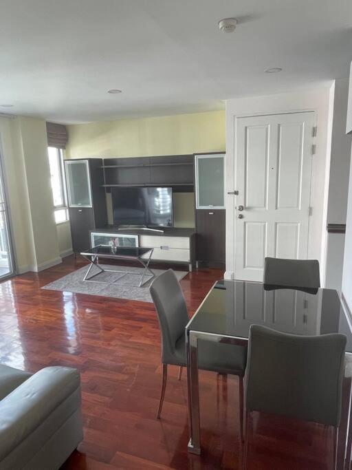 Delightful Condo In Central Location At Sukhumvit 49 Бангкок Экстерьер фото